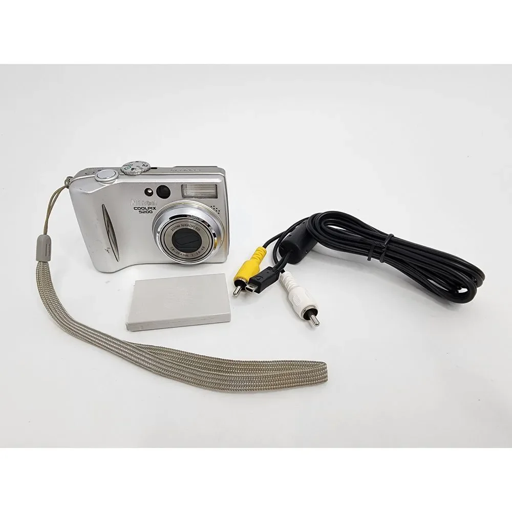 Nikon Coolpix 5200 Silver Camera‎ NOT TESTED - FOR PARTS